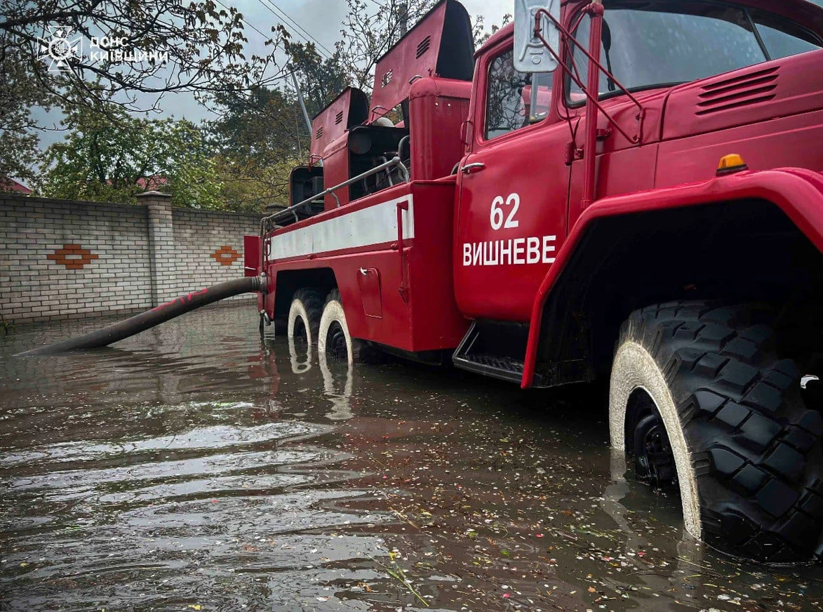 Під Києвом підтопило Софіївську Борщагівку: водою залило вулиці та будинки - зображення