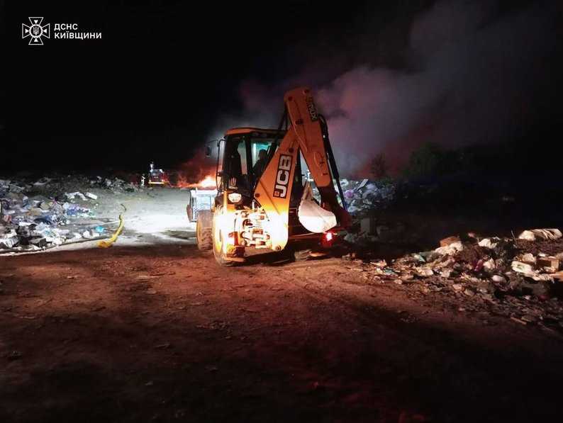 Поблизу Таращі загорілось сміттєзвалище - зображення