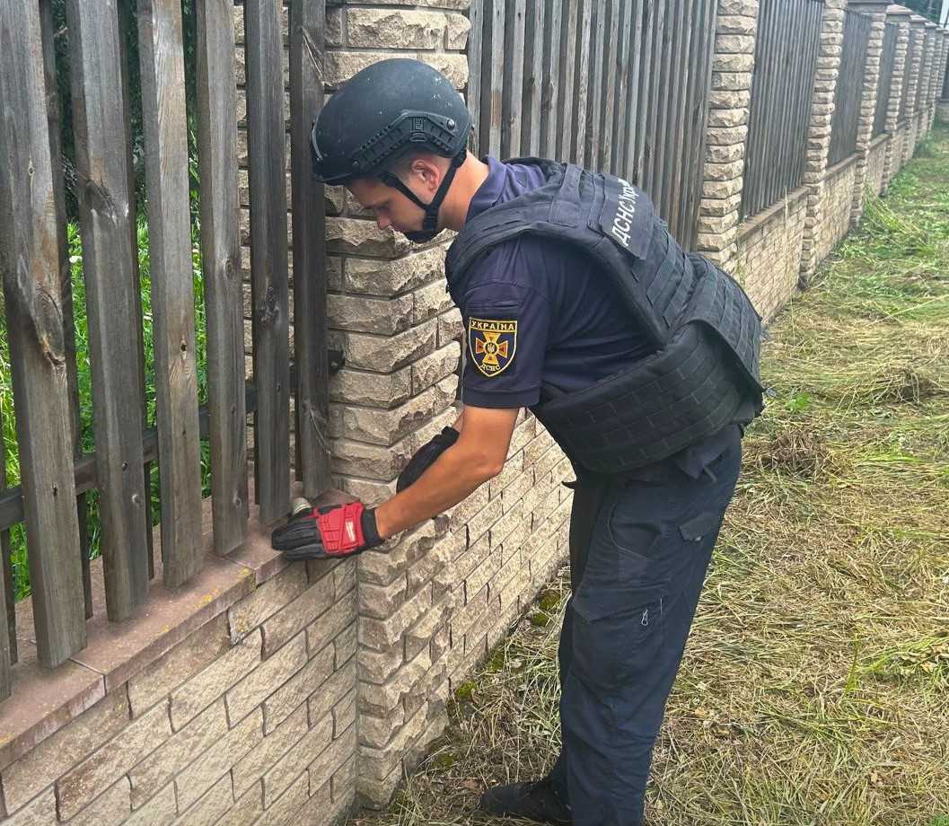 На Київщині місцеві жителі продовжують виявляти боєприпаси і залишки ракет, якими війська РФ обстрілювали регіон - зображення