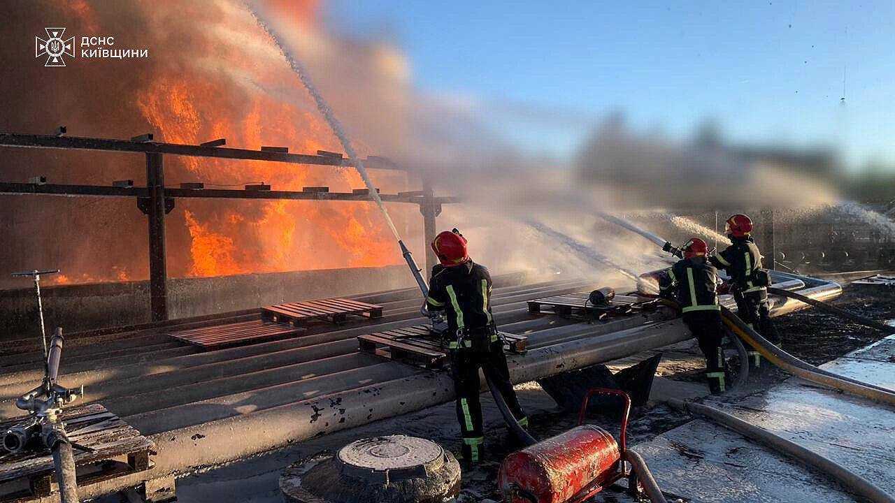 Палає вже більше доби: на Київщині досі гасять пожежу, яка розпочалась вчора через падіння уламків ворожих ракет - 1 - зображення