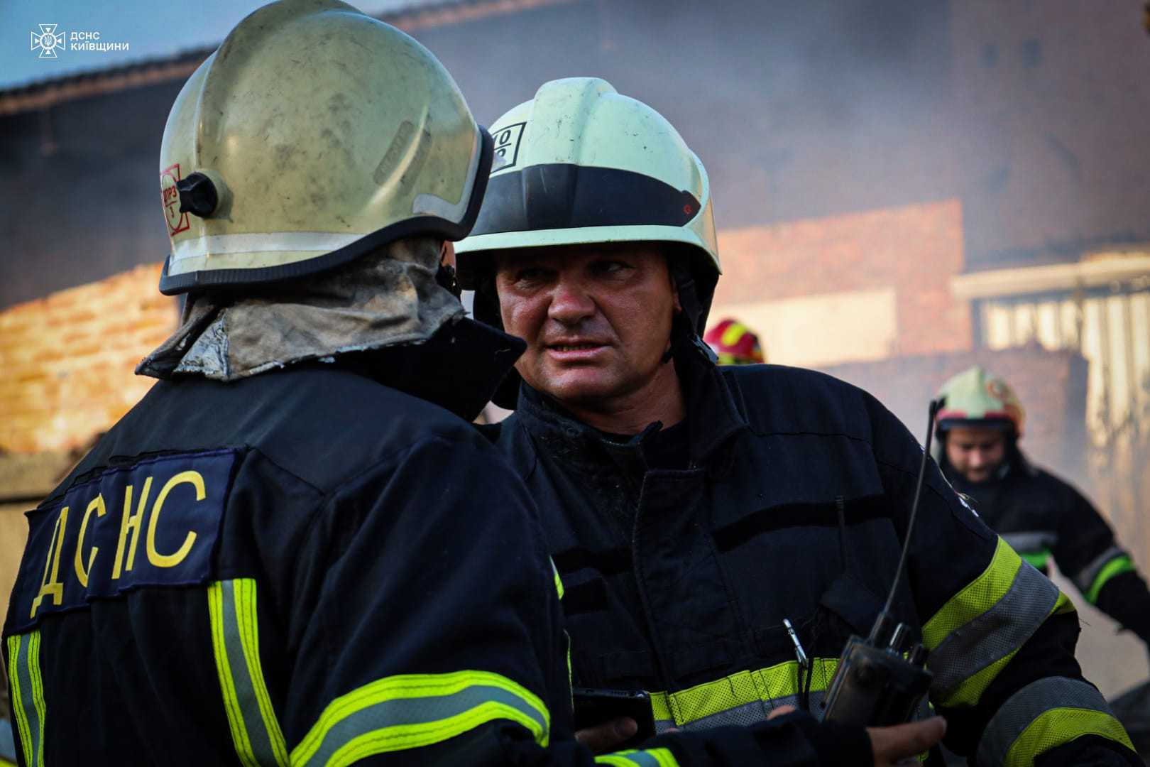 На Київщині ліквідували пожежу в складській будівлі (ФОТО, ВІДЕО) - 2 - зображення