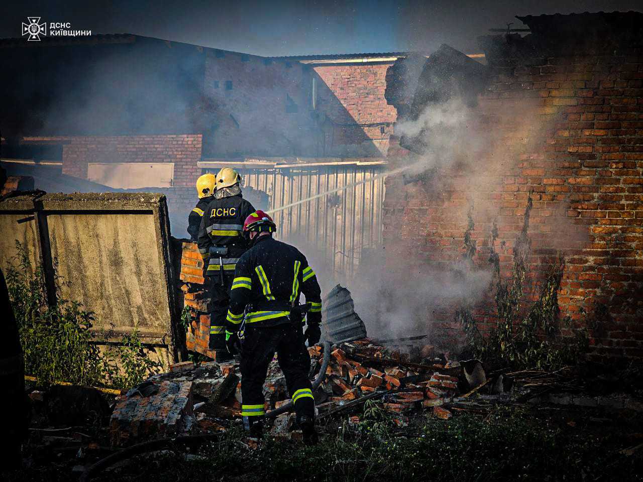 На Київщині ліквідували пожежу в складській будівлі (ФОТО, ВІДЕО) - 3 - зображення