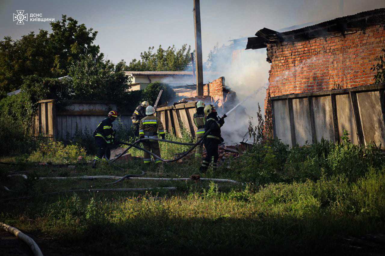 На Київщині ліквідували пожежу в складській будівлі (ФОТО, ВІДЕО) - зображення