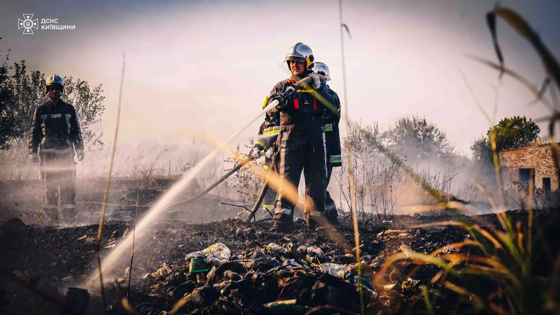 ДСНС врятували ціле село в Київській області від масштабної пожежі (ФОТО) - 3 - зображення