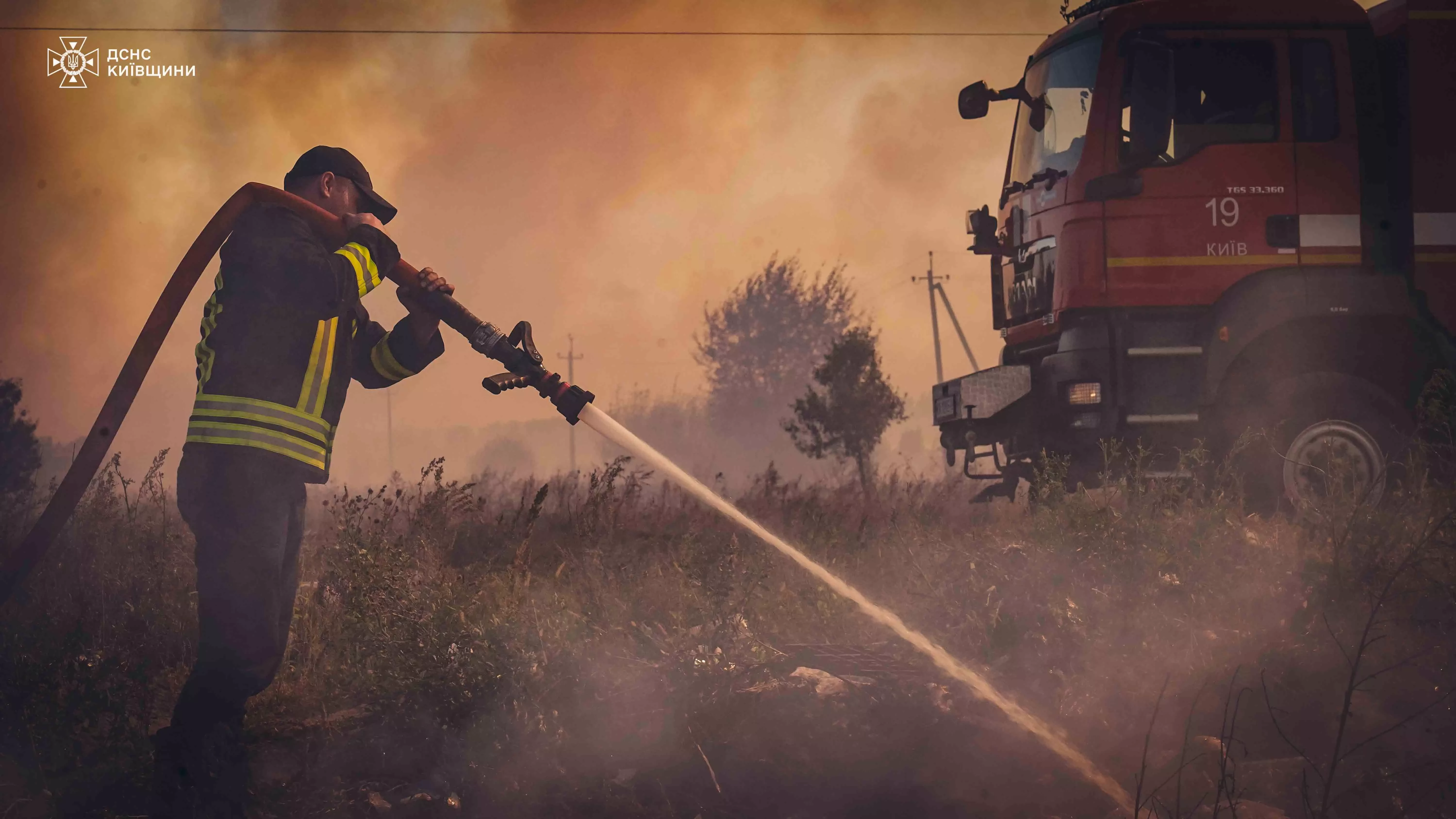 ДСНС врятували ціле село в Київській області від масштабної пожежі (ФОТО) - 2 - зображення