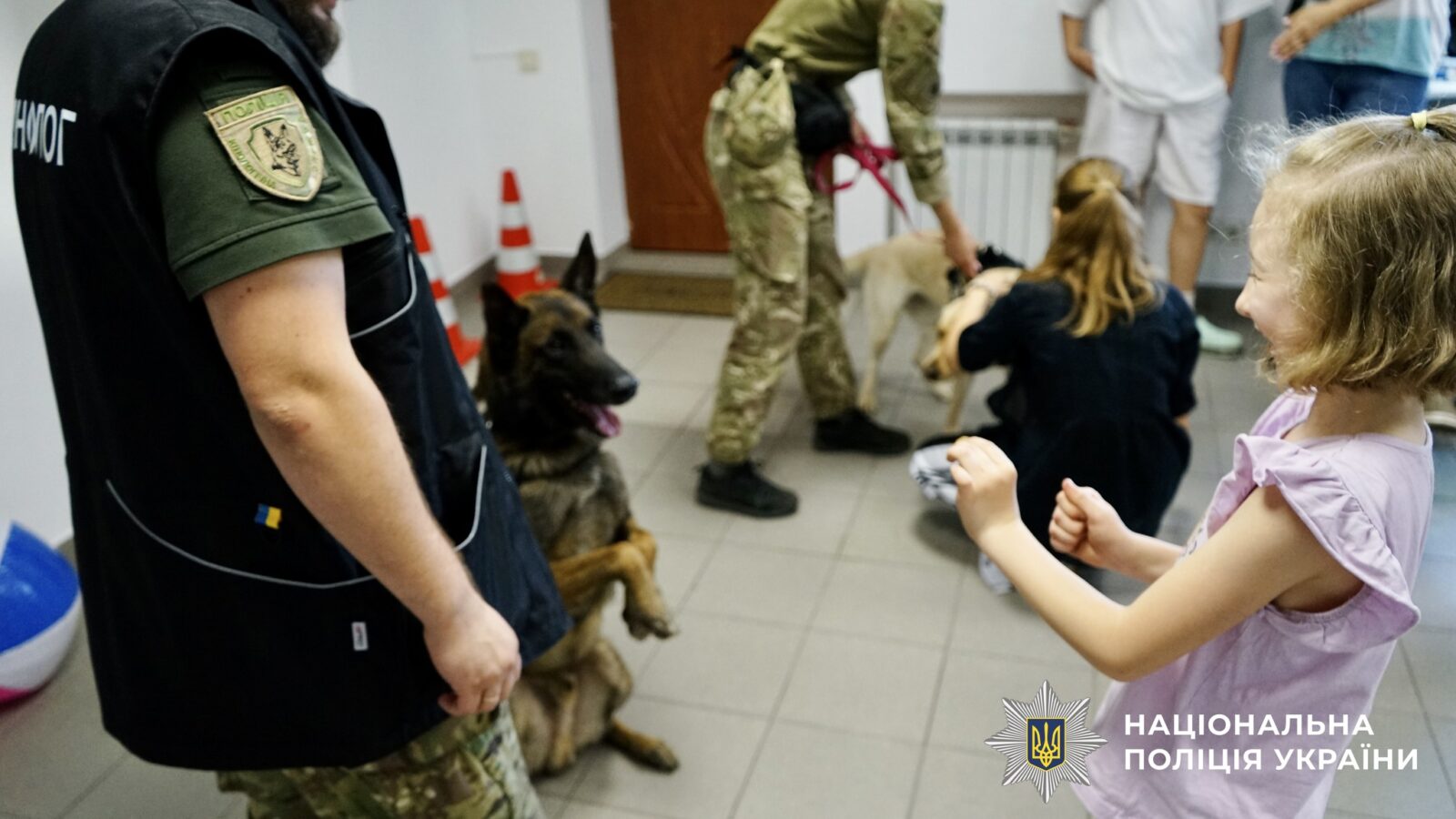 На зображенні може бути: 5 людей, собака та текст «HƯor HrO НАЦИОНАЛЬНА полицИЯ ПОЛИЦИЯУКРАЙнИ УКРАЙНИ»