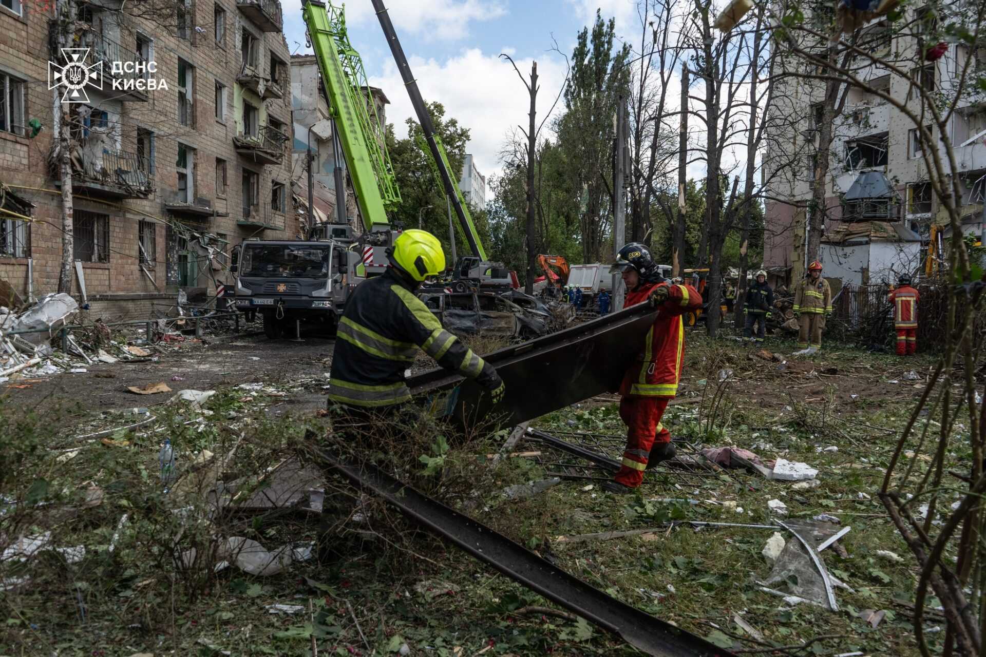 На зображенні може бути: 4 людини та текст