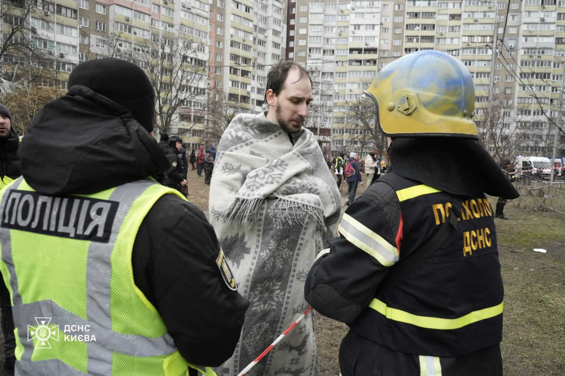 На зображенні може бути: 4 людини та текст