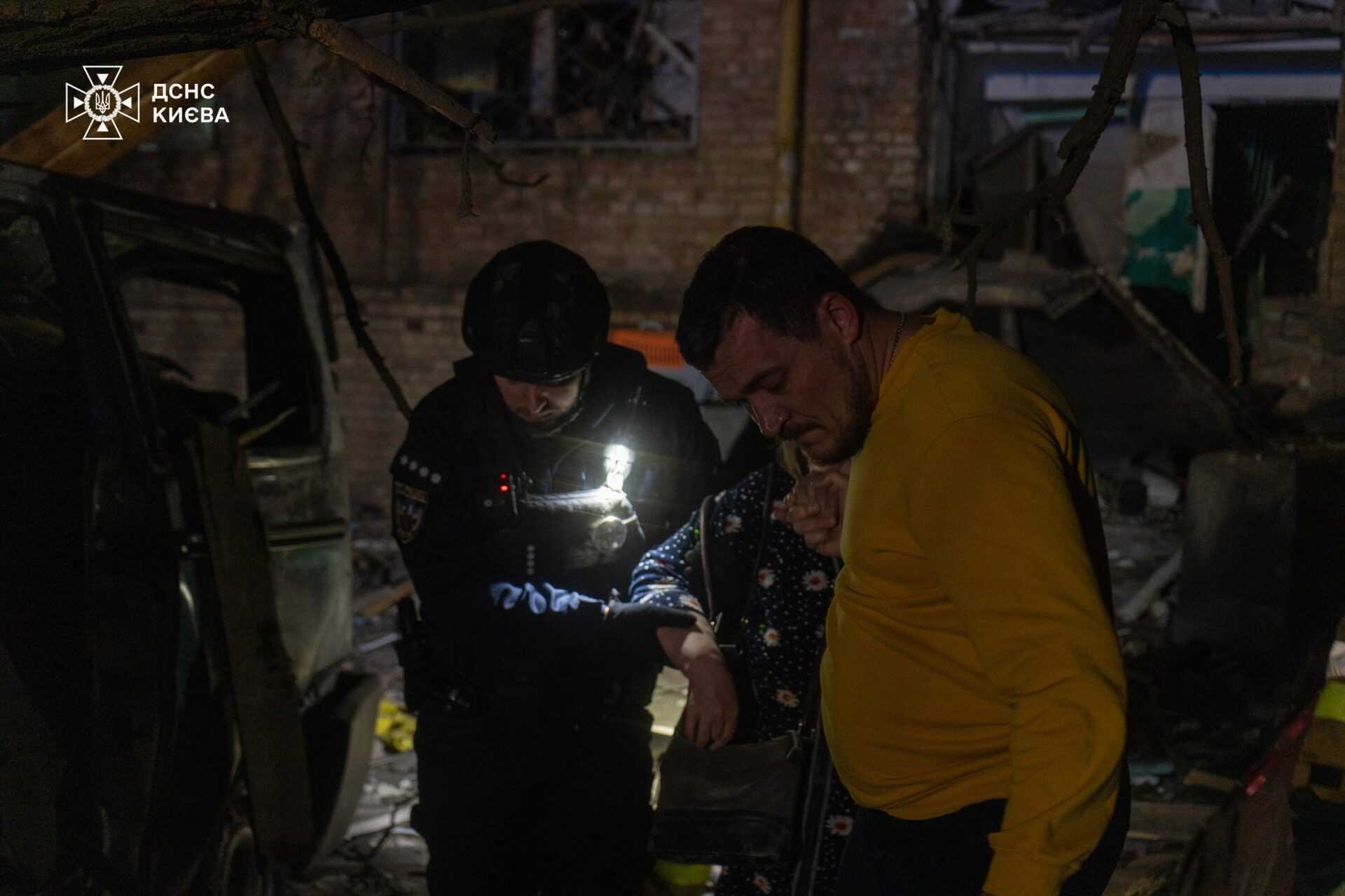 На зображенні може бути: 2 людини, освітлення та текст