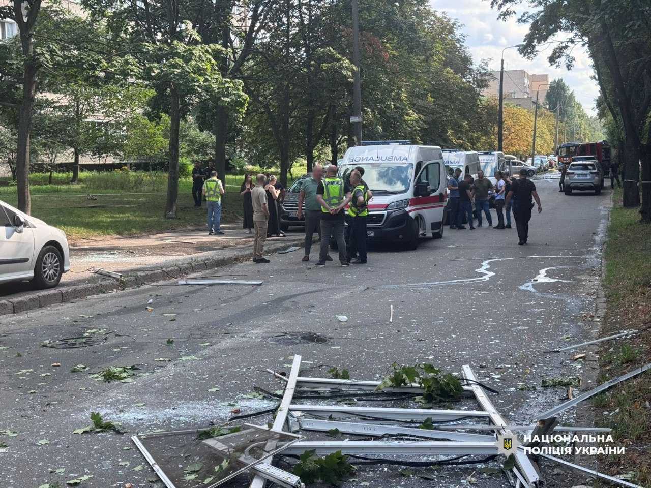 На зображенні може бути: 13 людей та швидка допомога