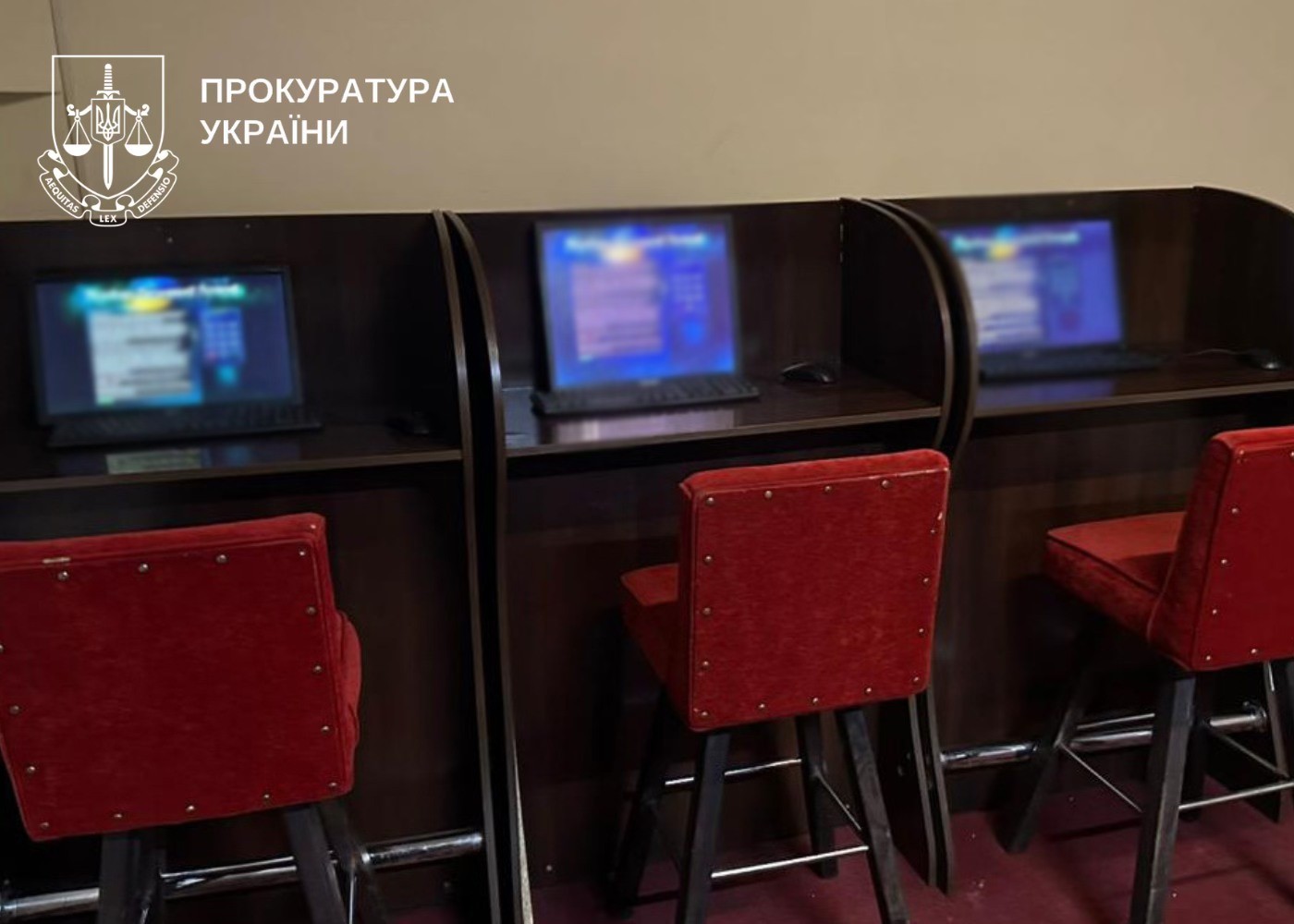 На зображенні може бути: телевізор, стіл, всередині приміщення та текст