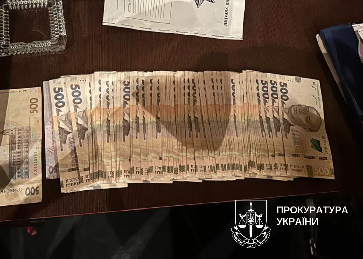 На зображенні може бути: корінець квитка, гроші та текст