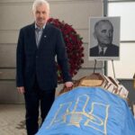 Історична подія: прах другого голови ОУН Андрія Мельника та його дружини повертають в Україну
