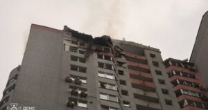 Київ: дрон влучив у багатоповерхівку. Жахливі кадри від рятувальників.