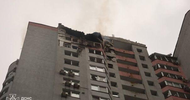 Київ: дрон влучив у багатоповерхівку. Жахливі кадри від рятувальників.