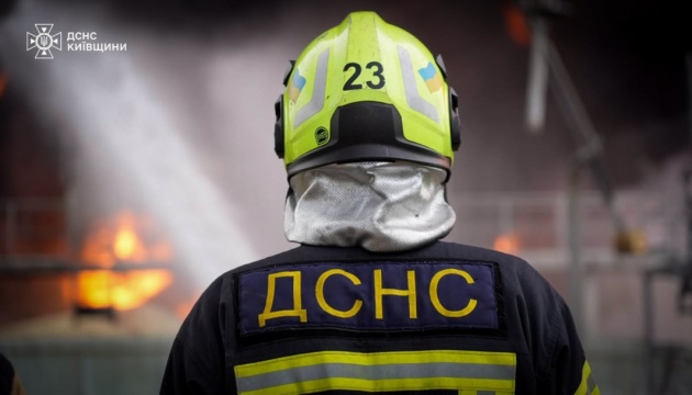 На Київщині ліквідували наслідки атаки РФ: пожежу, що виникла через ворожий обстріл, успішно загасили.