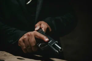 Постріли в Білій Церкві: Загадка озброєного нападника, поранено молодого хлопця.