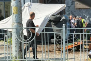 Автомобіль після ДТП біля метро "Палац Україна" влетів у терасу ресторану (відео)