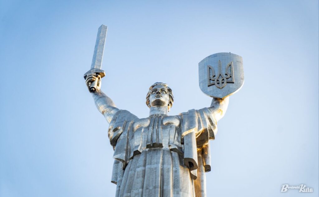 До «Батьківщини-матері» без бар’єрів: у Києві автобус №26 запускають на вихідні