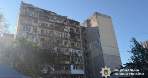 Київ: Нічний обстріл забрав ще одне життя. Під завалами знайшли тіло жінки.