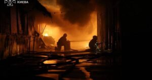 Київ палає: ракетний удар РФ спричинив пожежі, є жертви.