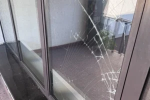 Київ під вогнем: Нічна атака РФ пошкодила будівлю посольства Литви