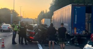 Київ: трагедія на дорозі. Audi і вантажівка. Загинули жінка та дворічна дитина.