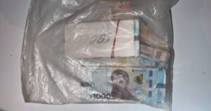 Київ: троє чоловіків викрали у пенсіонерки $10 тисяч та 300 тисяч гривень