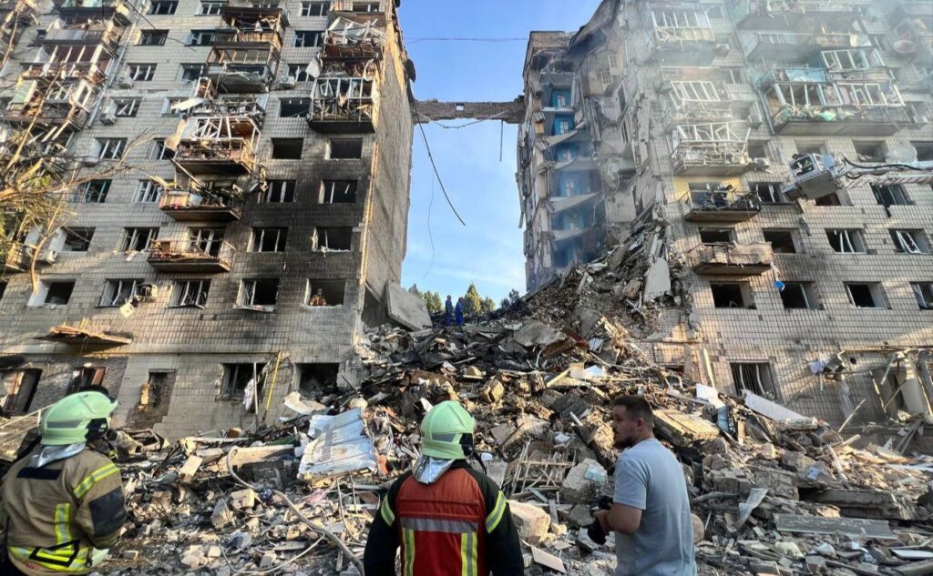 Київ: тисячі будинків постраждали від обстрілів. Що робити мешканцям?