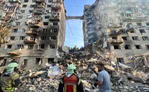 Київ: тисячі будинків постраждали від обстрілів. Що робити мешканцям?