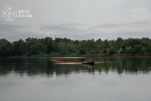Кирилівське озеро в Києві: знову в нафтовій плівці.