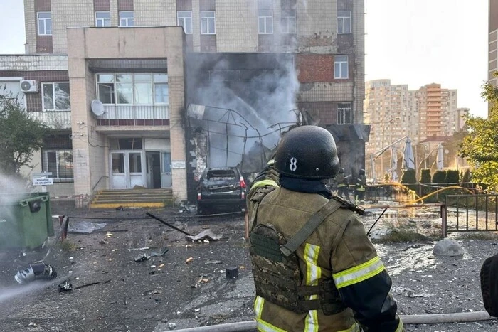 Київ: Голосіївський дим. Пожежна врятувала двох з вогняної пастки.