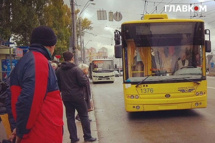 Київ: Наслідки атаки зупинили трамваї №14, 15 та автобус №9.