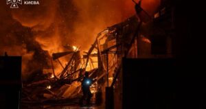 Київ під ворожим вогнем: чоловік загинув у нежитловій будівлі.