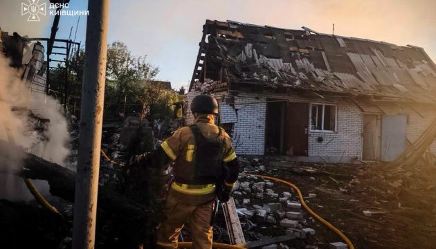 Київщина після атак: Рятувальники показали наслідки в двох районах.