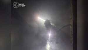 Подільський район: Луцька вулиця охоплена вогнем, рятувальники визволили жінку з полум'я.