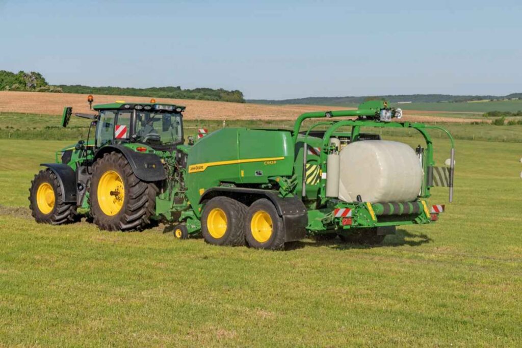 прес-підбирач John Deere