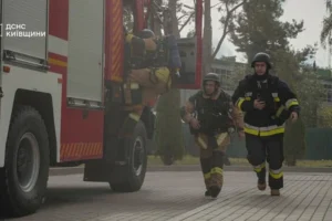 Удар дрона по супермаркету на Київщині: під завалами можливі люди.