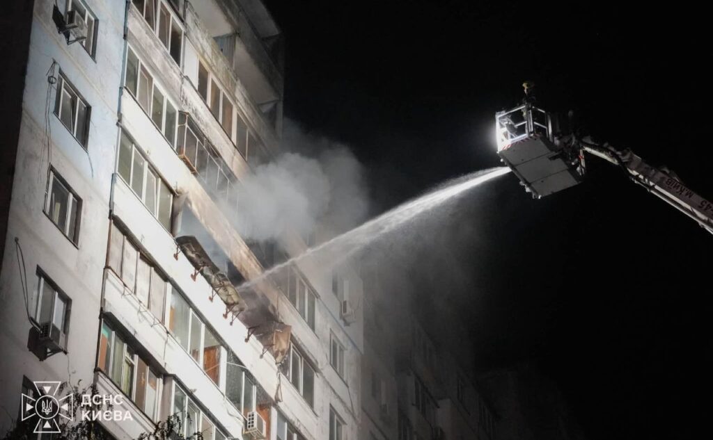 Деснянський район: Пожежа у 12-поверхівці через російський обстріл, серед постраждалих – діти.