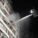 Деснянський район: Пожежа у 12-поверхівці через російський обстріл, серед постраждалих – діти.