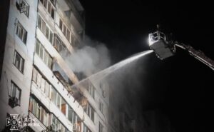 Деснянський район: Пожежа у 12-поверхівці через російський обстріл, серед постраждалих – діти.