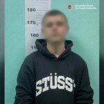 Газ у метро: пенсіонер отримав опіки після нападу у вагоні зеленої лінії.