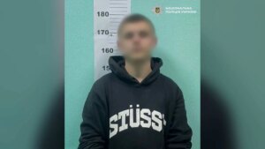 Газ у метро: пенсіонер отримав опіки після нападу у вагоні зеленої лінії.