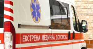 Київ: Дрон-убивця у дворі будинків. Є жертви.