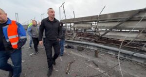 Київ: Кличко показав наслідки ракетного удару РФ по Південному мосту, рух перекрито.