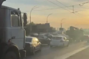 Київ паралізовано: затори через закриття мостів.