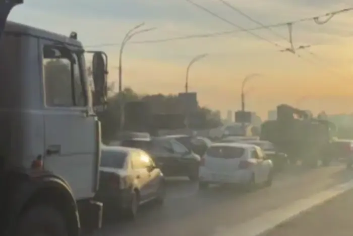 Київ паралізовано: затори через закриття мостів.