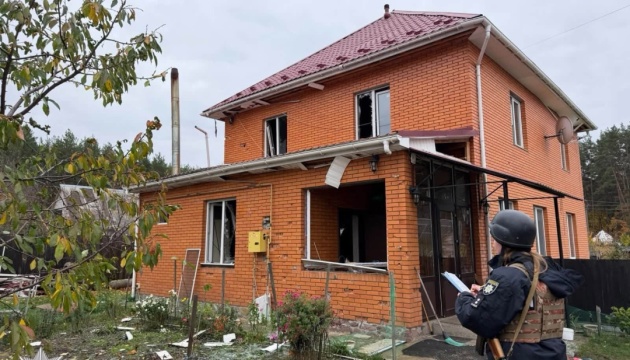 Київщина: російська атака залишила по собі постраждалу жінку та пошкоджені будинки у Вишгородському та Обухівському районах.