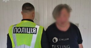 Напад з ножем у Києві: двоє друзів під час застілля зазнали ножових поранень.