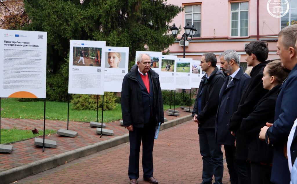 Простір безпеки: повертаючи дитинство. У КНУ презентували фотовиставку Патрика Ярача про стійкість українських дітей.